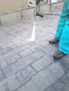 を高圧洗浄していきます。　　市　屋根　