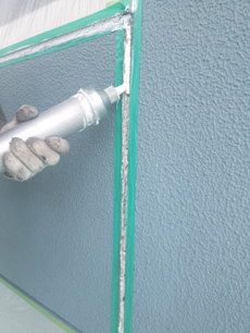 劣化したコーキングを剥ぎ取っていきます。	マスキングをしてプライマーを塗っていきます。	すまいる　塗装　市　屋根　