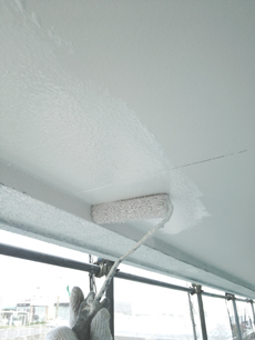 軒天の塗装中です。　コーキング剤を充填していきます。　　市　長崎