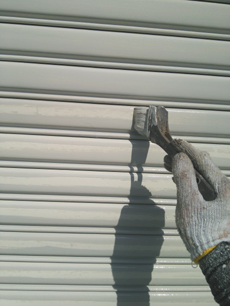 すまいる　長崎市　　シャッターの下塗りです。