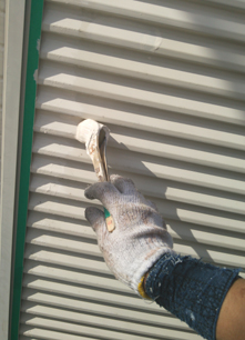 すまいる　長崎市　　雨戸の塗装をしている様子です。