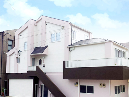 　市　屋根　着工前は、薄いブルーやベージュの外壁がくすんで寂しい印象でした。 年次経過に応じた劣化があり、外壁には色褪せや傷みが見受けられました。塗膜の剥がれ、ひび割れ、黒ずみ、チョーキング、劣化による継ぎ手コーキングの亀裂も起こっていました。 今回シャッター部分の塗装と車庫内の塗装も行います。